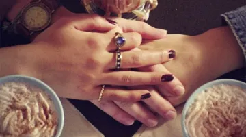 The ring of Jessica Davis (Alisha Boe) in 13 Reasons Why S01E02