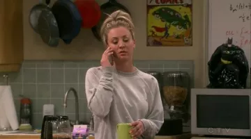 Sudadera gris usada por Penny (Kaley Cuoco) en The Big Bang Theory S10E23
