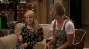 Mono verde usado por Penny (Kaley Cuoco) en The Big Bang Theory S10E23