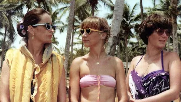 Sunglasses yellow in the shape of a heart to Gigi (Marie-Anne Chazel) in Tan