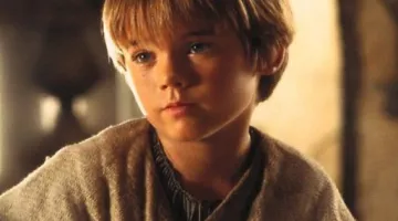 The collar of Anakin Skywalker (Jake Lloyd) in Star Wars I : The phantom menace