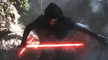 Le sabre laser de Kylo Ren (Adam Driver) dans Star Wars VII : Le réveil de la force
