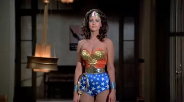 El traje vintage de Diana Prince (Lynda Carter) en la serie Wonder Woman