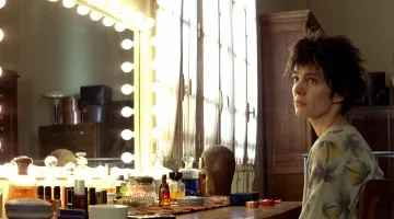 Les produits de maquillage Bourjois de Nikita (Anne Parillaud) dans Nikita