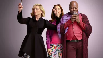 Jaqueline Voorhee (Jane Krakowski) Abrigo de Alexander McQueen en Unbreakable Kimmy Schmidt