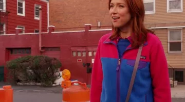 Kimmy Schmidt (Ellie Kemper) Chaqueta Patagonia Zip en Unbreakable Kimmy Schmidt S2E10