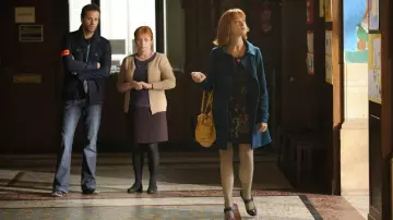 The yellow purse of Chloe Saint-Laurent (Odile Vuillemin) in Profiling S02E02