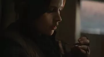 The necklace crystal Kyber of Jyn Erso (Felicity Jones) in Rogue One : A Star Wars Story