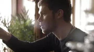 Klaus Mikaelson's (Joseph Morgan) Alternative Apparel's sweater in The Originals S1E8