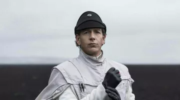 The cap imperial Director Krennic (Ben Mendelsohn) in Rogue One : A Star Wars Story