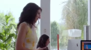 La robe blanche de Abby McCarthy (Lisa Edelstein) dans Girlfriend's guide to divorce S02E03