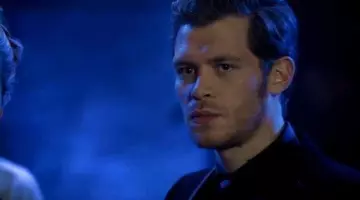 Klaus Mikaelson's (Joseph Morgan) Zara's blazer in The Originals S1E3