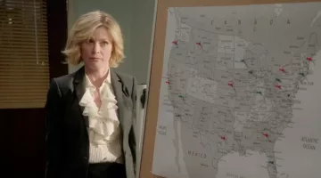 The white blouse that Claire Dunphy (Julie Bowen) in Modern Family S08E16