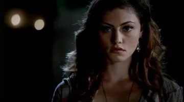 Cárdigan estampado de Goddis usado por Hayley Marshall (Phoebe Tonkin) en los atuendos de la serie de televisión The Originals (Temporada 1 Episodio 1)