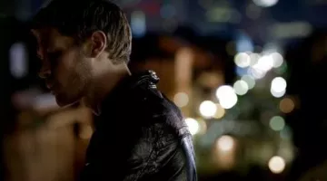 Chaqueta de Todos los Santos de Klaus Mikaelson (Joseph Morgan) en The Originals S1E1