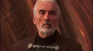 The clasp of the cape of count Dooku (Christopher Lee) in Star Wars II : attack of The clones