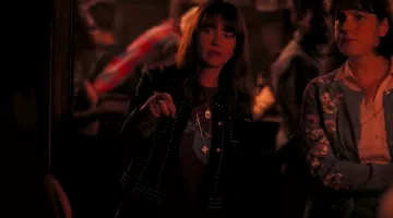 Chaqueta negra de Sophia Amoruso (Britt Robertson) en Girlboss S01E07