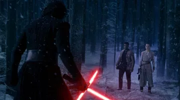Le sabre laser Hasbro de Kylo Ren (Adam Driver) dans Star Wars 7 : Le réveil de la force