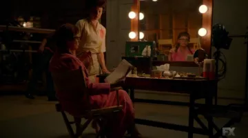 Bette Davis '(Susan Sarandon) Caja de Coty Air Spun polvo de cara suelta en Feud S01E07