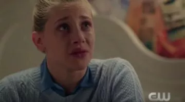 le pull bleu de Betty Cooper (Lili Reinhart) dans Riverdale S01E06