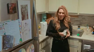 Le t-shirt court rembourré Frankie Shop Kelan porté par Daisy Toye, tel que vu dans The Real Housewives of New York City (S16E03)