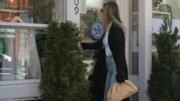 Beurre de veau Bottega Veneta La mini pochette amande portée par Erin Lichy telle que vue dans The Real Housewives of New York City (S16E03)
