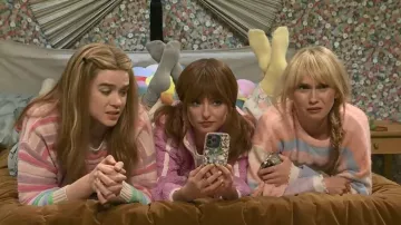 Pull en laine rayé oversize Guizio Hawley porté par Veronika Slowikowska vu dans Saturday Night Live (S52E02)
