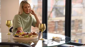 Abercrombie & Fitch Turtleneck Sweater Tee worn by Ashley Carpenter as seen in Love Is Blind (S10E09)