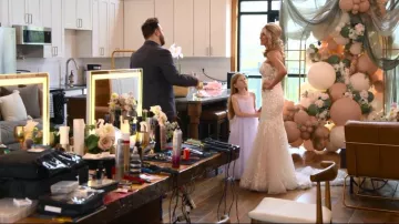Robe de mariée Allure C706 portée par Amber Morrison telle que vue dans Love Is Blind (S10E12)