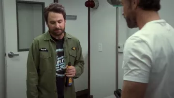 T-shirt Magna Unissex porté par Charlie Kelly (Charlie Day) comme on le voit dans It’s Always Sunny in Philadelphia (S18E06)