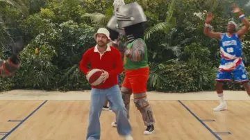 Noah NY Boxy Fit Rugby llevado por Charlie Kelly (Charlie Day) como se ve en It's Always Sunny in Philadelphia (S18E07)