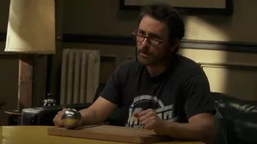 Camiseta Magna 80s Style Style Graphic Tee de manga corta unisex usada por Charlie Kelly (Charlie Day), como se ve en It's Always Sunny in Philadelphia (S18E08)