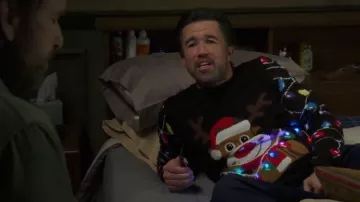 Jersey navideño DDKJ Light Up llevado por Dennis Reynolds (Glenn Howerton) como se ve en It's Always Sunny in Philadelphia (S18E08)