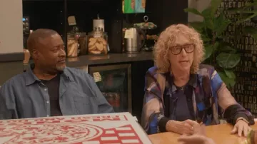 Camiseta de manga de punto y puño de mano de DKNY para mujer usada por Sheryl (Judy Gold) como se ve en The Varnell Hill Show (S01E06)