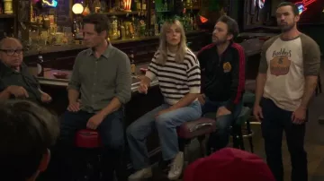 T-shirt Madewell Relaxed Pull porté par Dee Reynolds (Kaitlin Olson) tel que vu dans It’s Always Sunny in Philadelphia (S18E09)