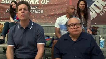 Polo en coton à pointe Hugo Boss Parlay porté par Dennis Reynolds (Glenn Howerton) comme on le voit dans It’s Always Sunny in Philadelphia (S18E09)