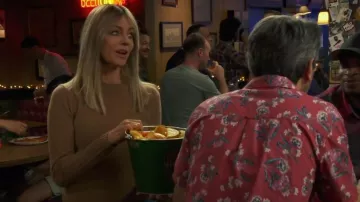 Pull Khaite Leta porté par Dee Reynolds (Kaitlin Olson) comme on le voit dans It’s Always Sunny in Philadelphia (S18E09)
