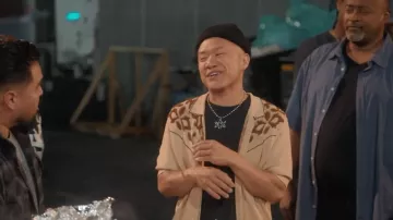 Diseño de bordado de lujo Prestige Tan, camisa polo de cremallera completa para hombre usada por George (Tim Chantarangsu) vista en The Varnell Hill Show (S01E06)