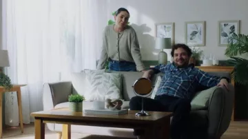 Cárdigan corto JDY Cream Knitted Button Button usado por Emma Sidi tal y como se ve en Saturday Night Live UK (S01E01)