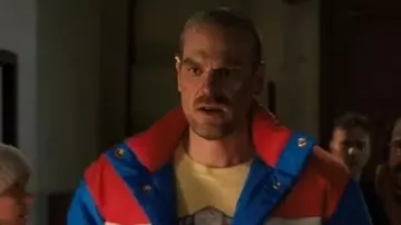 Chaqueta acolchada que lleva Jim Hopper (David Harbour) en Stranger Things (T04)