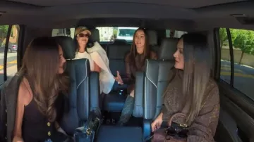 Camiseta de chándal de estampado de leopardo de Balenciaga Oversize llevada por Lisa Barlow como se ve en Las verdaderas amas de casa de Salt Lake City (S07E04)