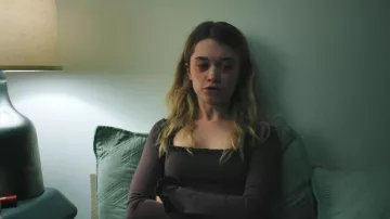 Haut à volants Guizio Fleur porté par Chris Hargensen (Alison Thornton) tel que vu dans Carrie (S01E05)