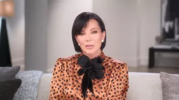 Camisa de satén de crepé Valentino con estampado plus de Pois dalmata llevada por Kris Jenner como se ve en The Kardashians (S08E01)