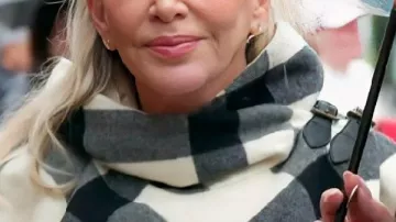 Poncho de cuadros que lleva Self (Shannon Beador) en The Real Housewives of Orange County (T20)
