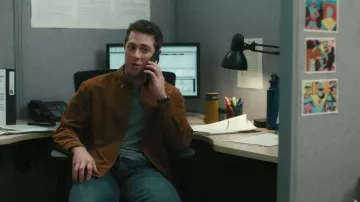 Camisa de pana de H&M Regular-Fit que lleva Max (Jaren Lewison) como se ve en Eternally Yours (S01E01)