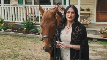 Capa bordada de 1806 y Co High Noon llevada por Winn Becker (Brynn Godenir) como se ve en Heartland (S20E01)