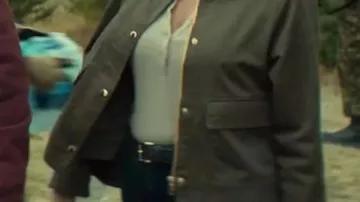 Below S01 Natasha Henstridge Green Jacket portée par Jan Hicks (Natasha Henstridge) dans Below (S01)