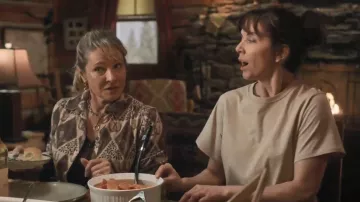 Tasha Polizzi La camiseta de media luna que lleva Lisa Stillman (Jessica Steen) como se ve en Heartland (S20E02)