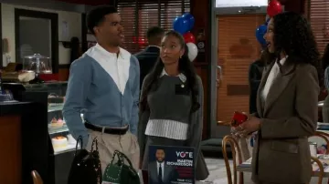 Minijupe évasée d’usine anglaise portée par Samantha Richardson (Najah Jackson) telle que vue dans Beyond the Gates (S02E187)