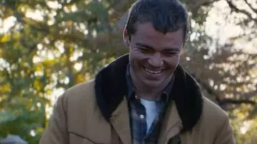 Veste beige à col en fausse fourrure portée par Charlie (Gabriel Basso) dans Love of Your Life